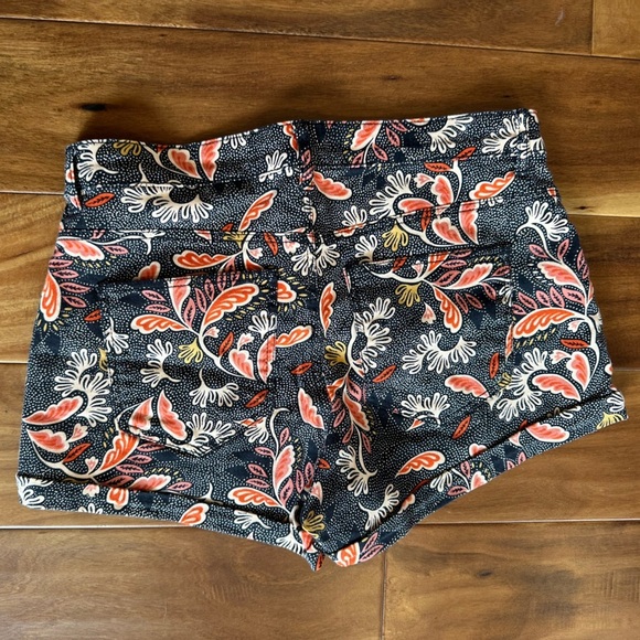 H&M Black Floral Patterned Shorts size 6 - Picture 3 of 4